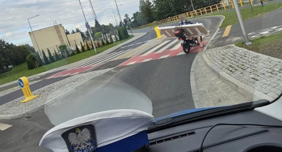 Przewoził drzwi na motorowerze. Policjanci nie pozwolili mu dalej jechać