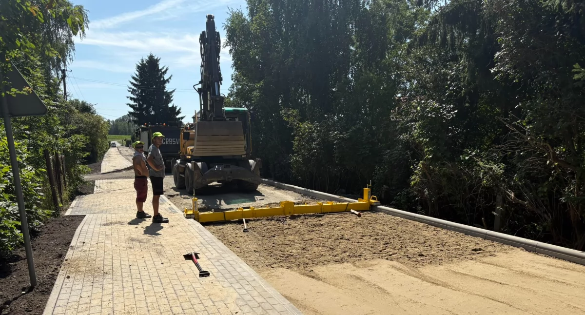 Budowa dróg w Dragaczu trwa. Znany jest termin zakończenia prac