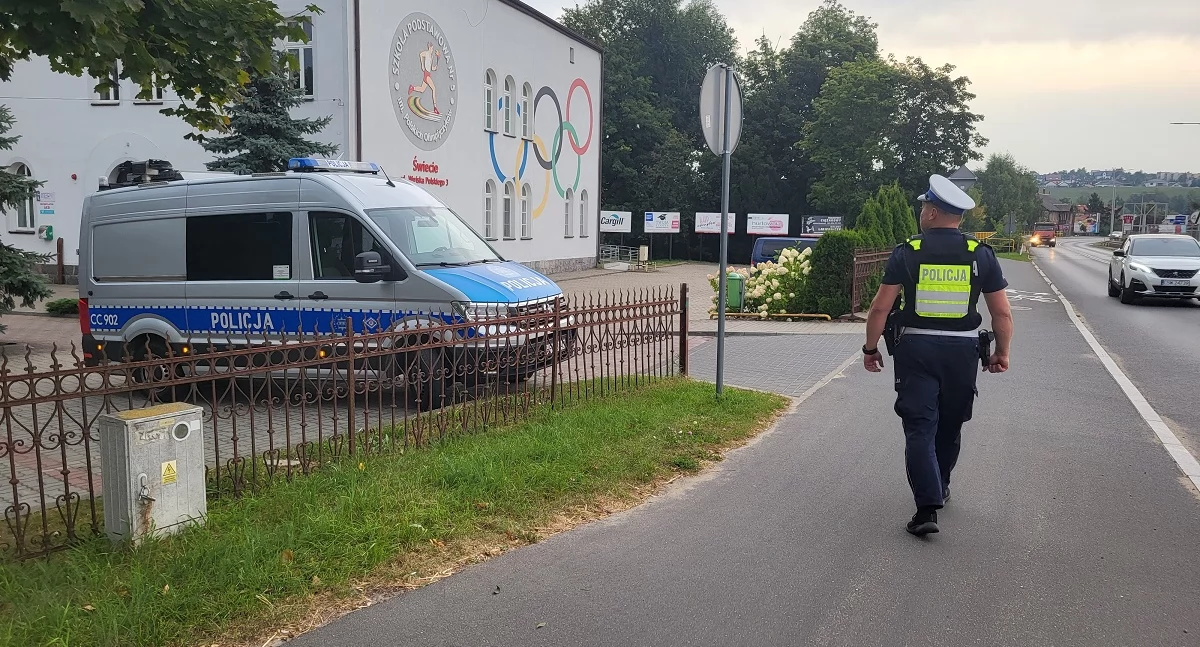 Droga do szkoły musi być bezpieczna. Policjanci sprawdzają okolice placówek oświatowych