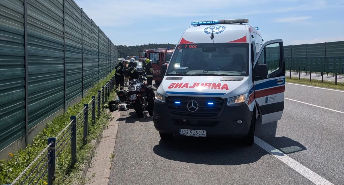 Motocyklista przewrócił się na autostradzie A1. Ranny trafił do szpitala