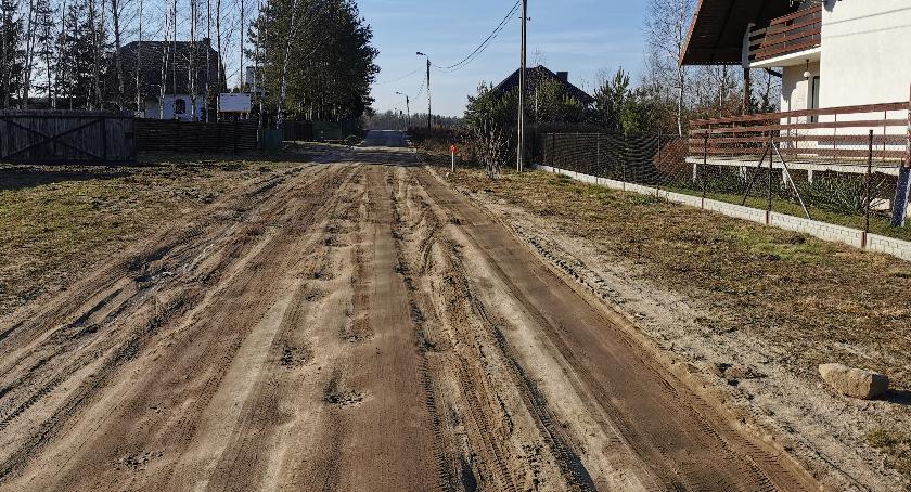 Mieszkańcy Starni doczekają się wreszcie asfaltowej drogi. Nasza interwencja pomogła