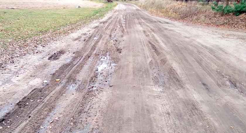 Dziura na dziurze na drodze w Małym Komorsku. - Można urwać zawieszenie - skarżą się mieszkańcy