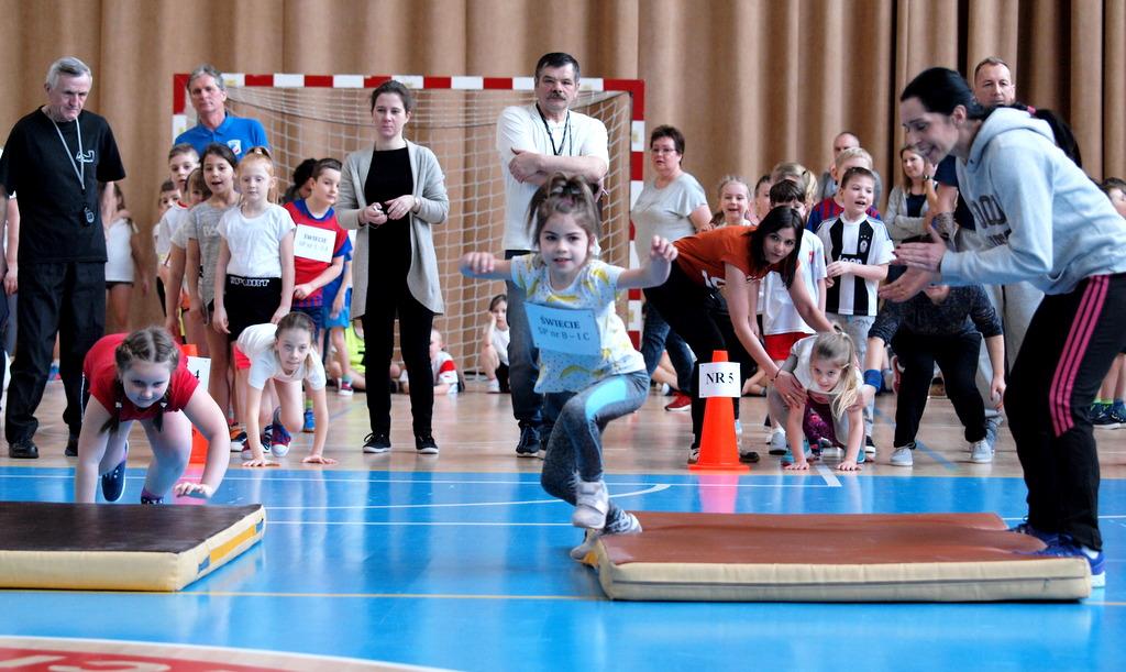 Pierwszoklasiści mają za sobą pierwsze zawody sportowe. Czy polubią sport? [ZDJĘCIA]