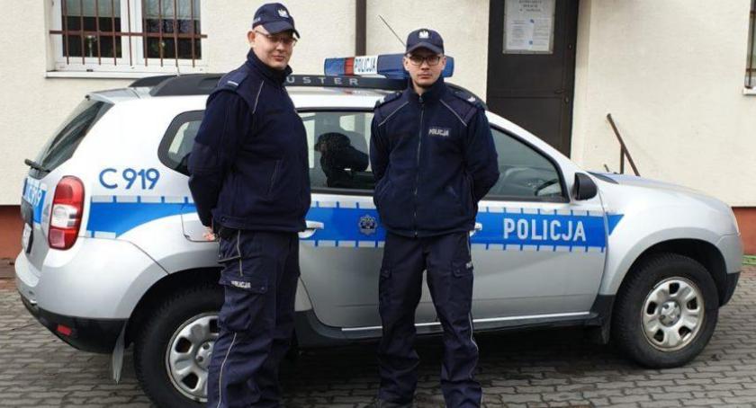 Ludzie myśleli, że kierowca audi jest pijany, a okazało się, że źle się czuł. Dzwoniąc na policję uratowali mu życie