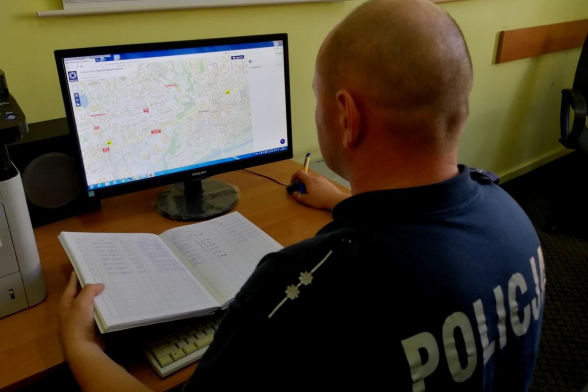 Uwaga kierowcy na ul. Wyszyńskiego, policjanci wlepiają tam mandaty za złe parkowanie