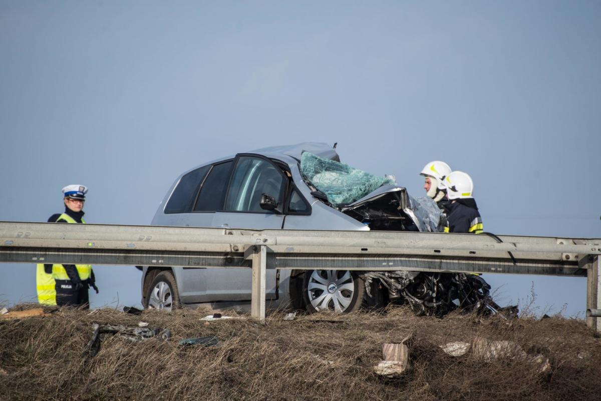 ZDJĘCIA I FILM: Wypadek na obwodnicy, TIR spadł z wiaduktu. Jedna osoba nie żyje