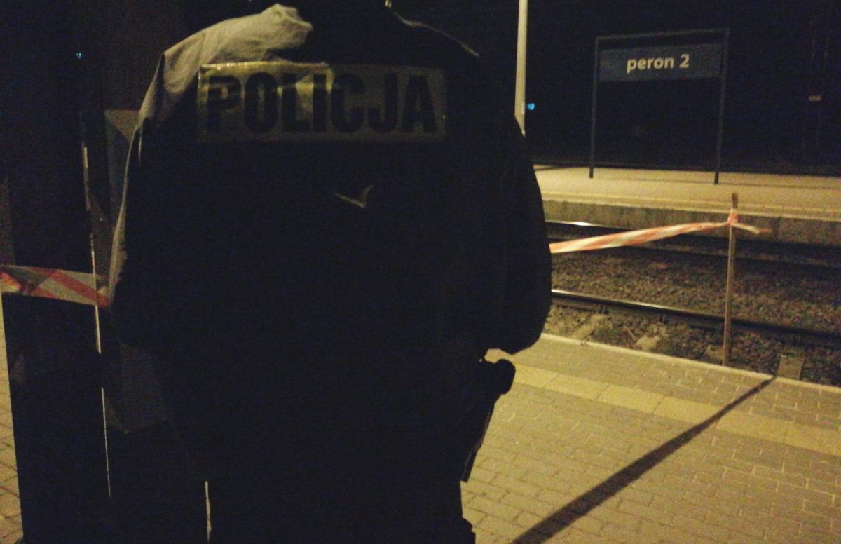 Młody mężczyzna wszedł na słup trakcyjny. Jest w ciężkim stanie