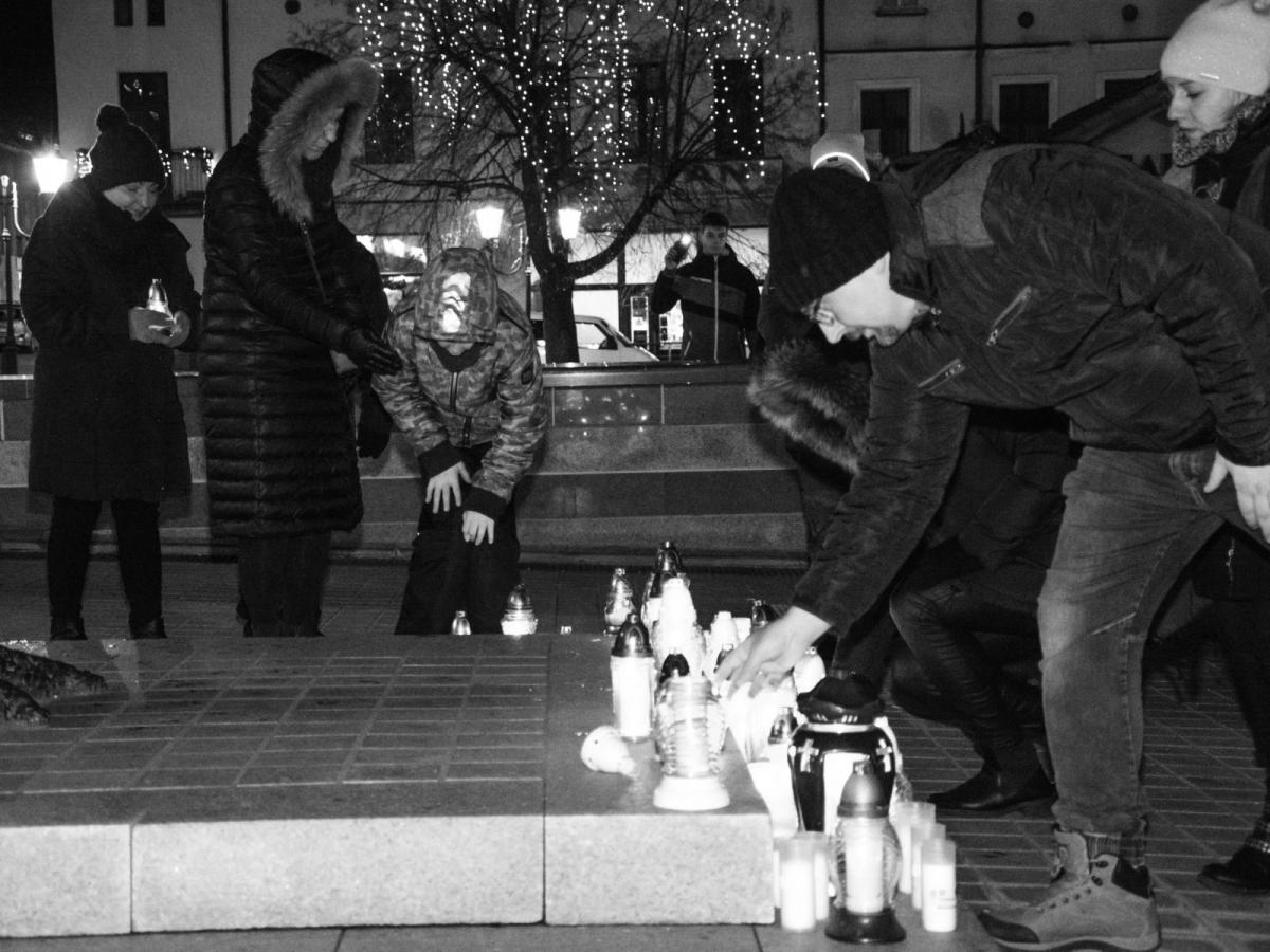 Na rynku zapłonęły znicze. Mieszkańcy Świecia uczcili pamięć Pawła Adamowicza