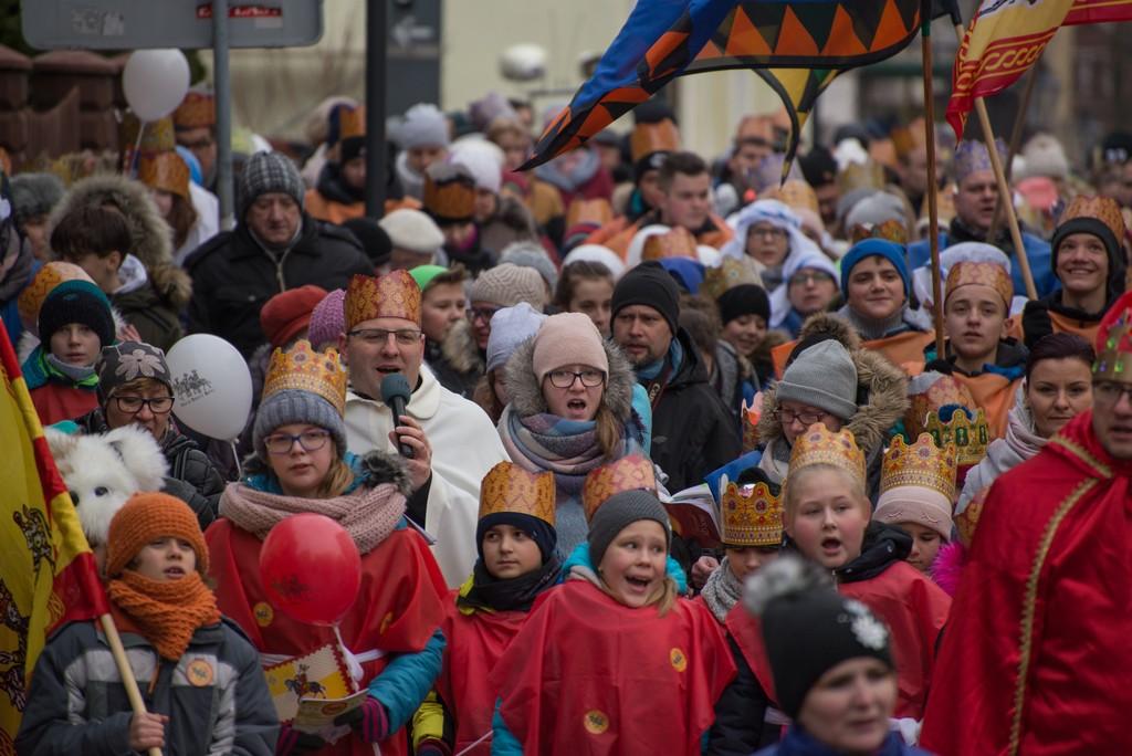 Ulicami Świecia przeszedł barwny orszak Trzech Króli - zobacz film