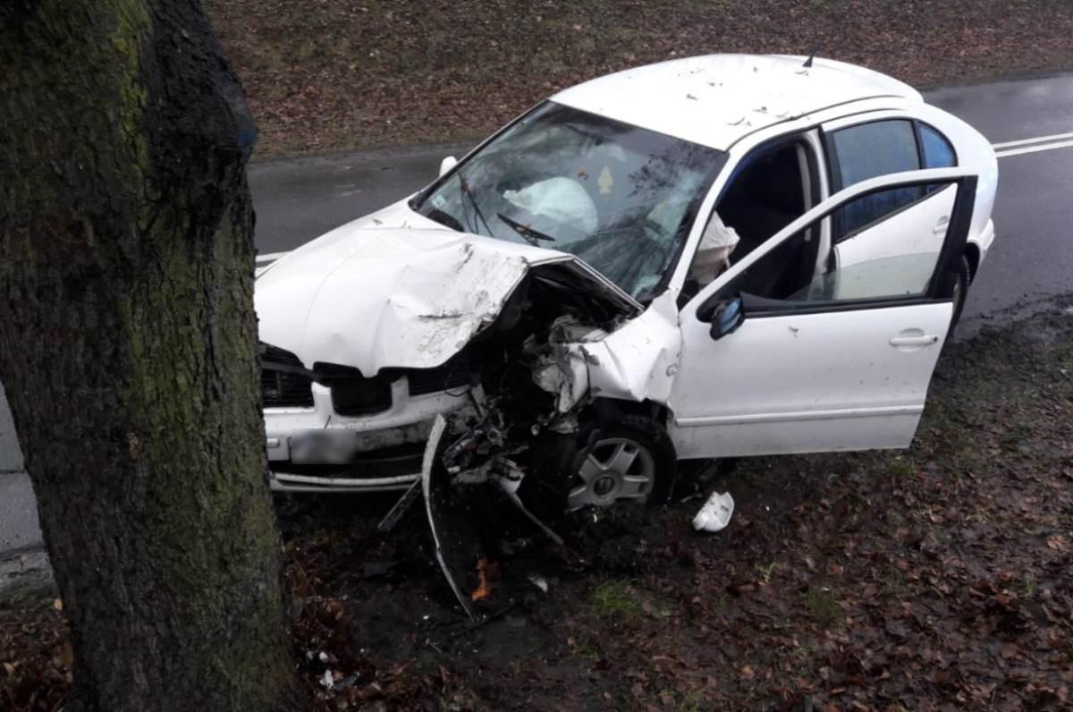 18-latek jechał za szybko i uderzył w drzewo