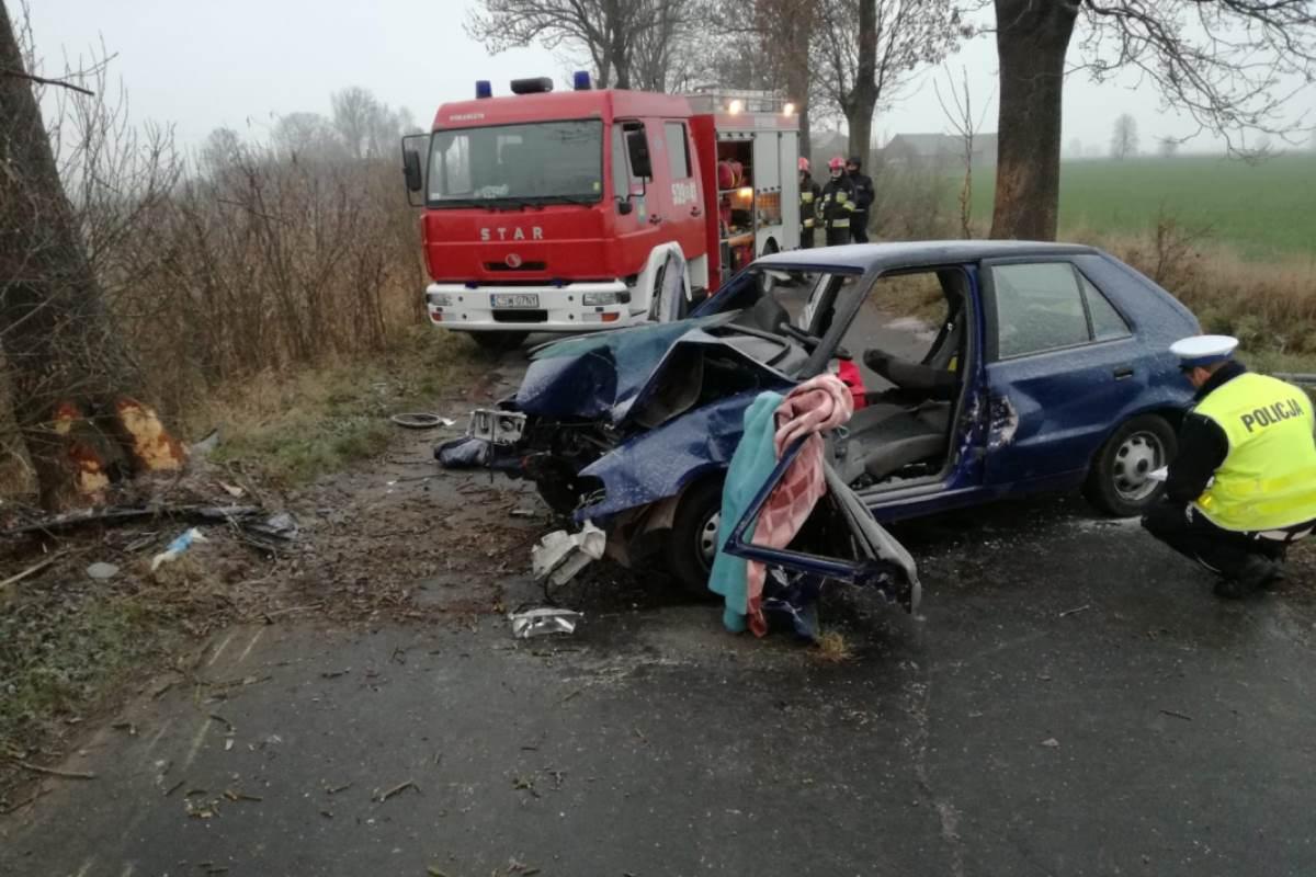W miejscowości Krusze zginął 18-letni chłopak, troje pasażerów trafiło do szpitala
