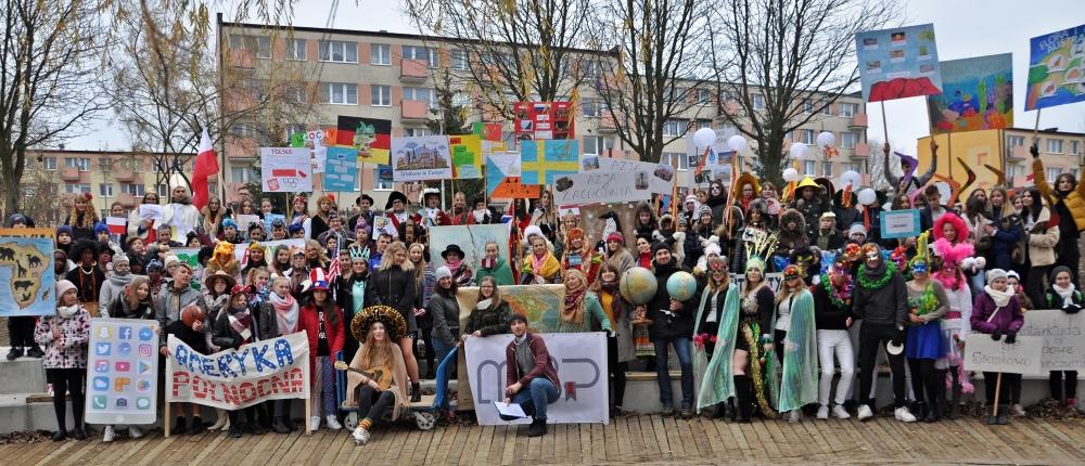 Kolorową paradą przez Świecie rozpoczął się festiwal podróżników Piąty Ocean [ZDJĘCIA, PROGRAM]