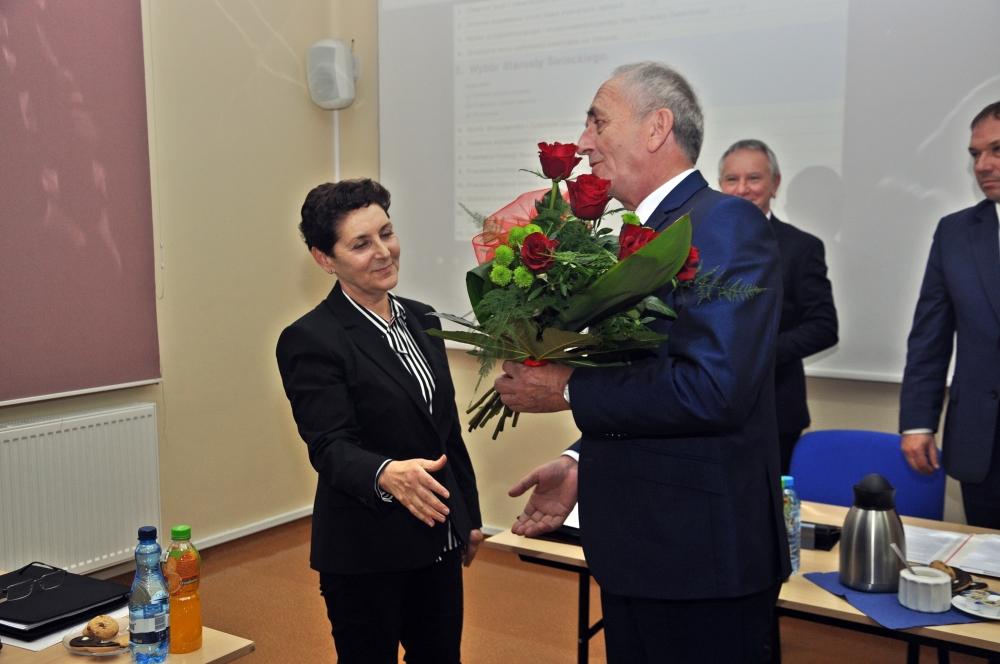 Studzińska zamieniła się miejscami z Koszowskim. Teraz ona jest starostą. Trwa pierwsza sesja powiatu [ZDJĘCIA]