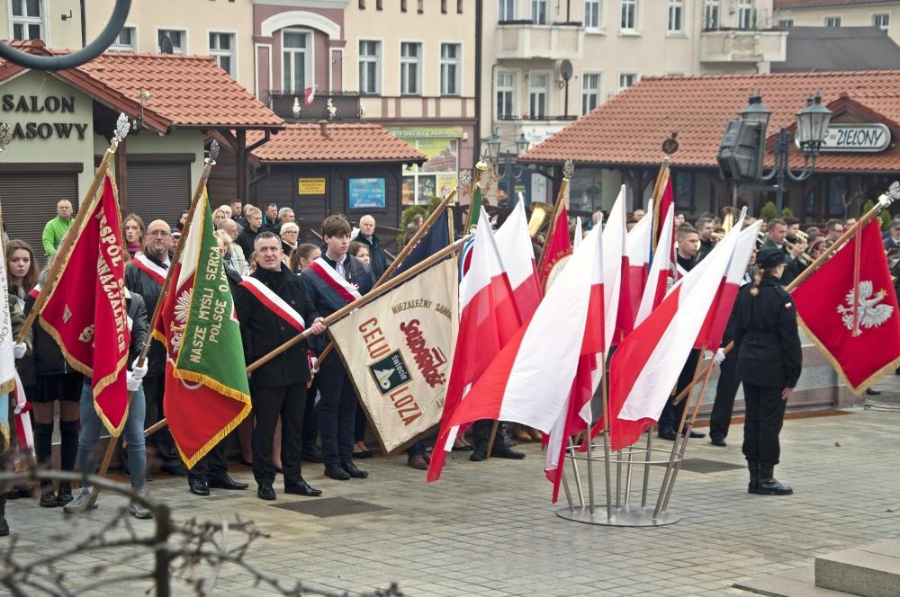Sto lat niepodległości w Świeciu. Uroczystości i bieg na Dużym Rynku [ZDJĘCIA]
