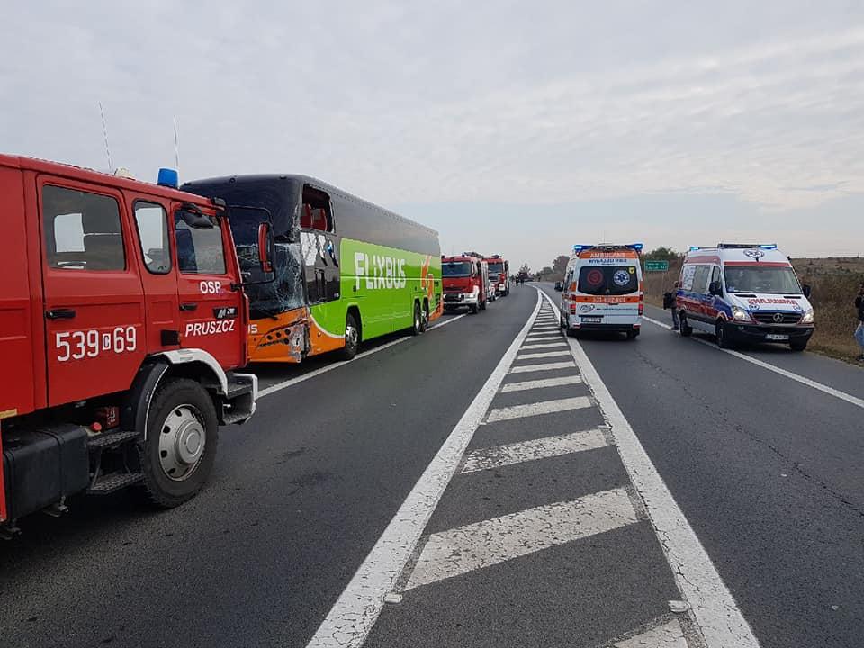 Kierowca autokaru nagle zjechał na przeciwległy pas i uderzył w osobówkę. Nowe informacje w sprawie dzisiejszego wypadku w Zbrachlinie