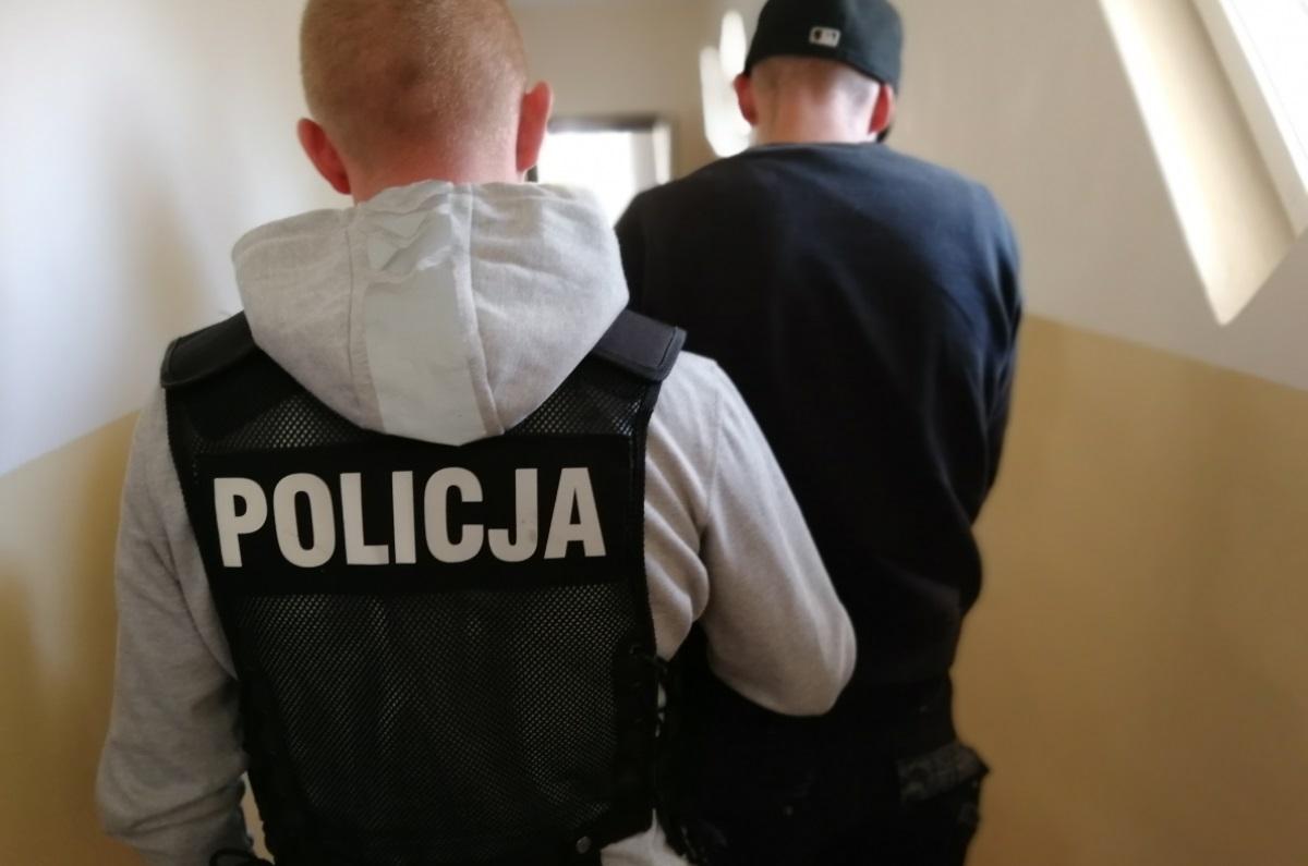 27-latek poszukiwany za włamanie do domku letniskowego wpadł, gdy zatrzymał się pod sklepem. Miał przy sobie narkotyki