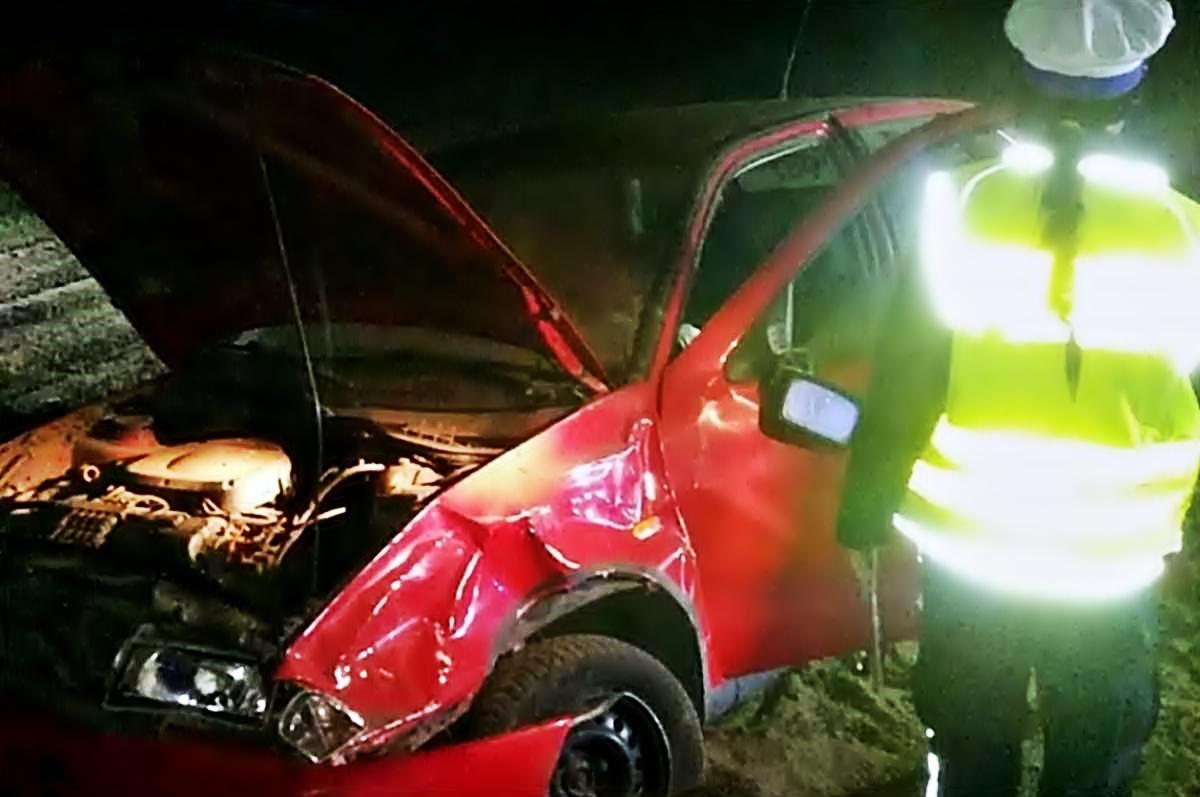Pijany kierowca wypadł z drogi w Bramce. Dachował. Miał 1,5 promila. Zatrzymano mu już prawo jazdy