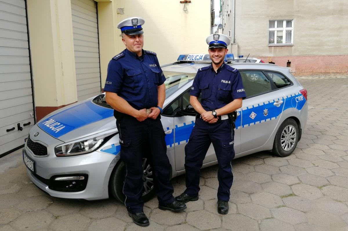 Kierowca zjeżdża w Morsku na pobocze drogi. Woła o pomoc. Dusi się jego córka. Uratowali ją policjanci