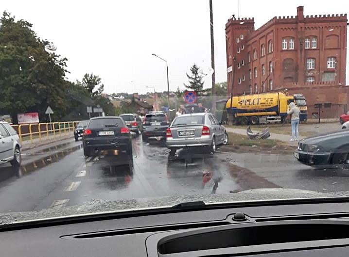 PILNE! Dwa wypadki w Świeciu. Trudny popołudniowy szczyt na ulicach! Pada deszcz, jest ślisko [ZDJĘCIA]