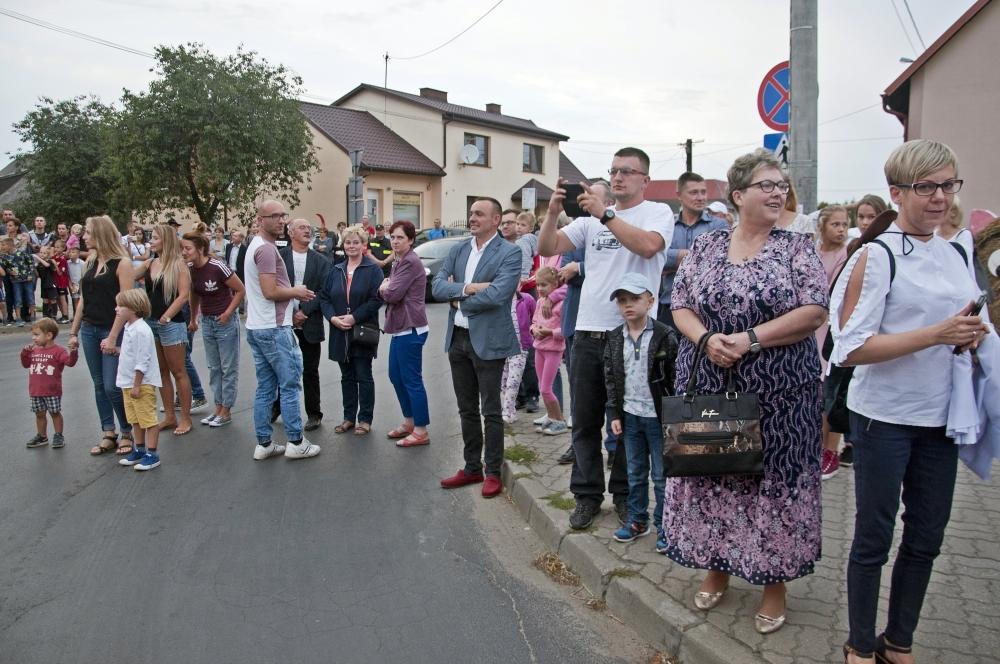 Tłumy na ulicach podczas dożynek w Serocku obserwowały korowód zabytkowych ciągników [ZDJĘCIA, WIDEO]
