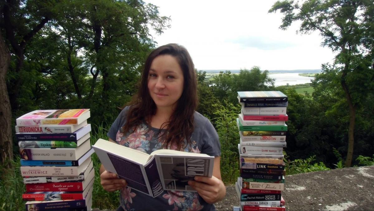 Dorota Kortas to bibliotekarka z powołania. Jeśli w wolnym czasie akurat nie czyta książek, to stara się podróżować