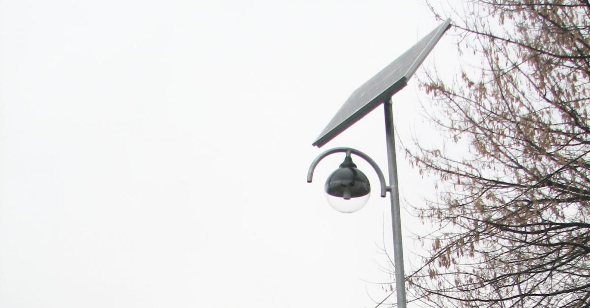Miała być lampa przy przystanku, ale sołtys postawił ją koło swojego gospodarstwa. Mieszkańcy są rozgoryczeni
