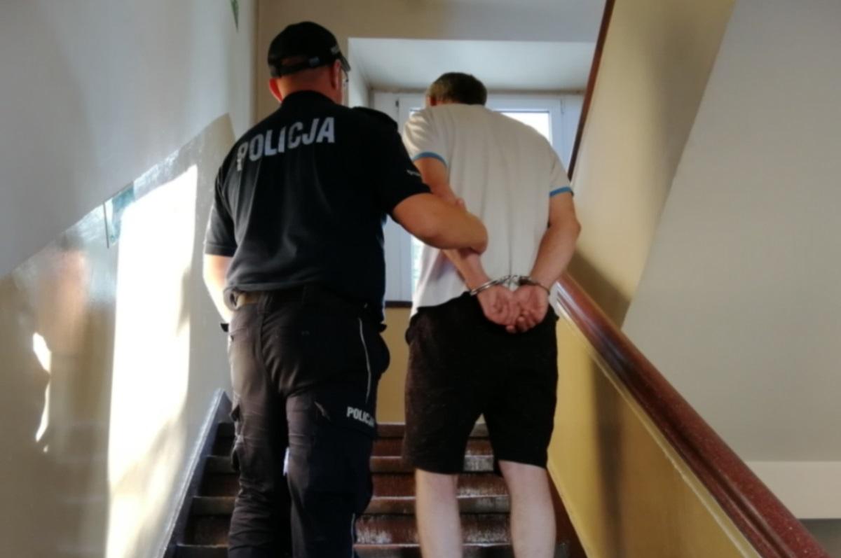 Wracali znad jeziora. Pod Lnianem zatrzymała ich policja, bo dzieci były źle przypięte. Kierowca był pijany