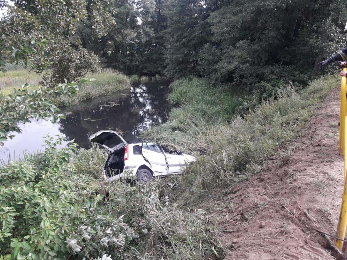 Samochód z trójką dzieci wpadł do rzeki