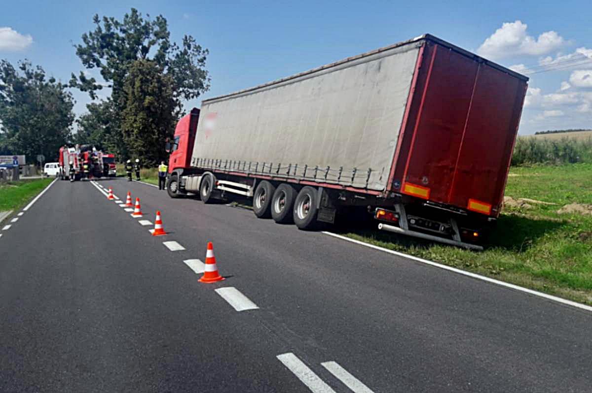 W Plewnie zagapił się kierowca tira. Musiał wjechać do rowu, żeby nie uderzyć w inne auto