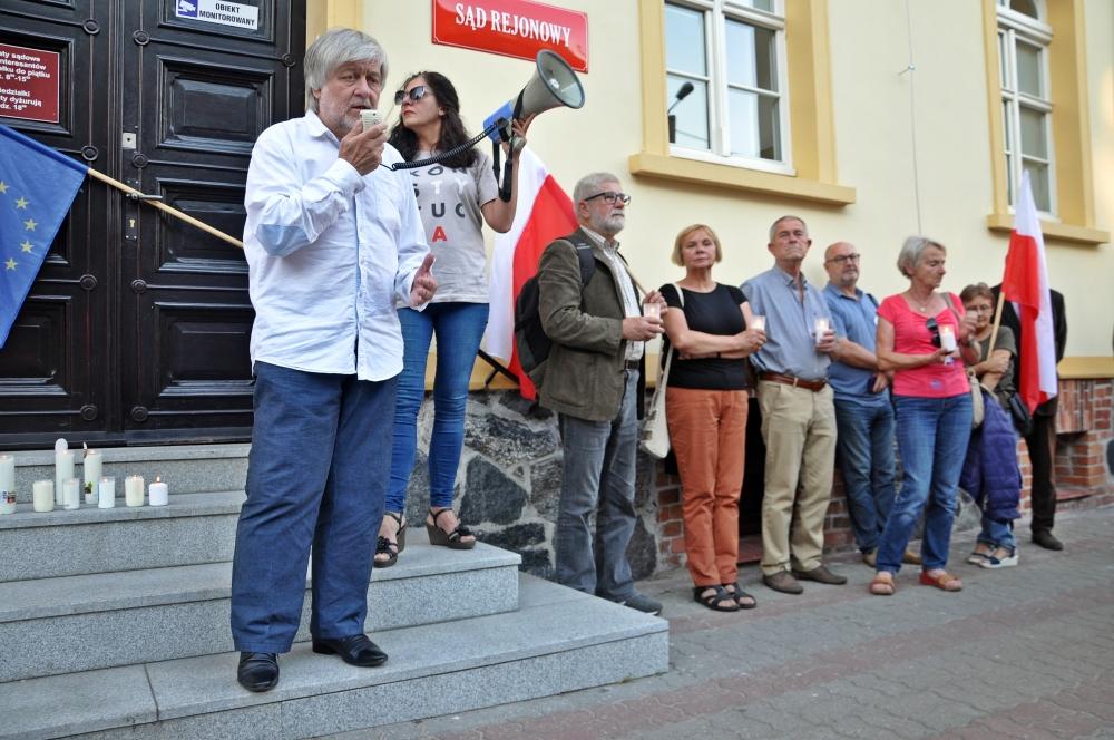 Protest pod sądem. Zebrani sprzeciwiali się próbom odwołania pierwszej prezes SN [ZDJĘCIA]