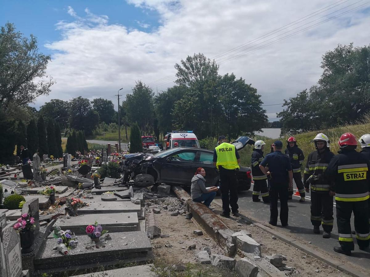 Kobieta w Niewieścienie wjechała w cmentarz. Kilkanaście nagrobków zostało zniszczonych