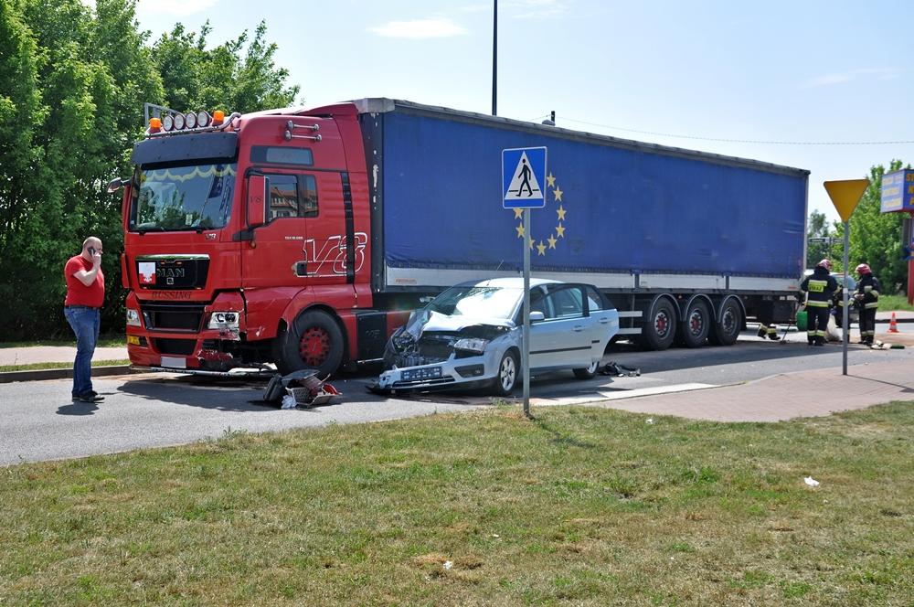 Samochody często wpadały tam na chodnik. Dzięki czytelnikom Nowego Świecia są już barierki