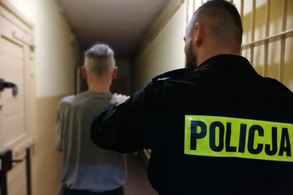 Poszukiwany listem gończym 27-latek zatrzymany. Wpadł w Osiu. Z domu trafił prosto za kraty