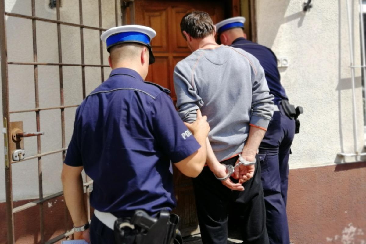 Jechał tirem wężykiem. Miał trzy promile. Inny kierowca zatrzymał go na stacji w Grucznie