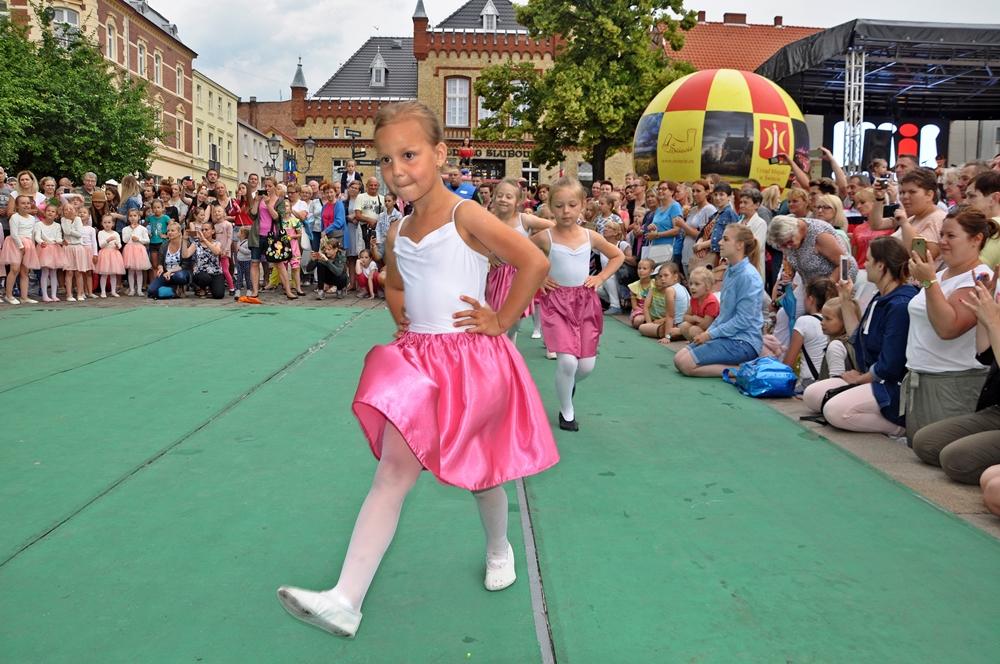 Dzień Dziecka na Dużym Rynku w Świeciu. Czas tańców, śpiewów i ... sadzenia kwiatów [ZDJĘCIA]