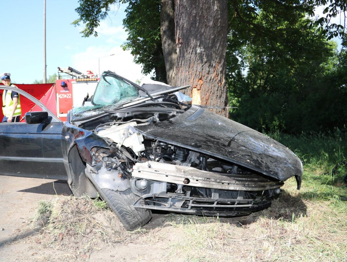 W Chełmnie zginął świecianin. Wracał z pracy. Rozbił się na drzewie swoim bmw [ZDJĘCIA]