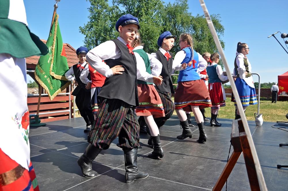 Na zamku bawili się entuzjaści tradycji. Nie brakowało tradycyjnych smaków i melodii [ZDJĘCIA]
