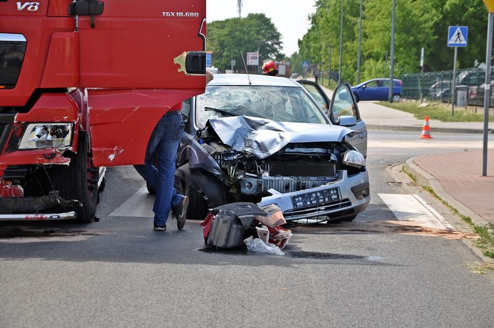 18-latka ranna po wypadku przy Tesco. Tir z impetem uderzył w jej samochód. Kolejny wypadek na tym skrzyżowaniu [ZDJĘCIA]