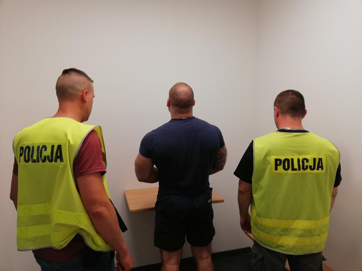 W Cekcynie podpalono volvo. Wczoraj z tego powodu kajdanki założono 25-latkowi z powiatu świeckiego