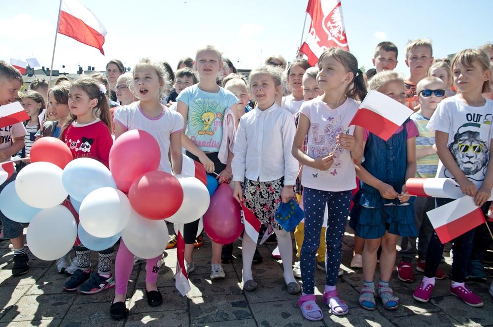 Na Dużym Rynku ponad 1500 osób śpiewało „Odę do radości”. Nie oszczędzali swych gardeł [ZDJĘCIA]