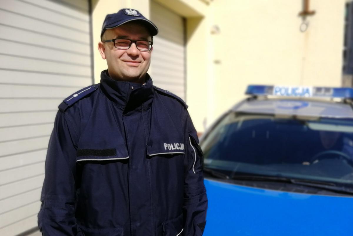 Policjant rzucił się w ogień, żeby ratować ludzi w Sulnówku. Potem walczył z ogniem!