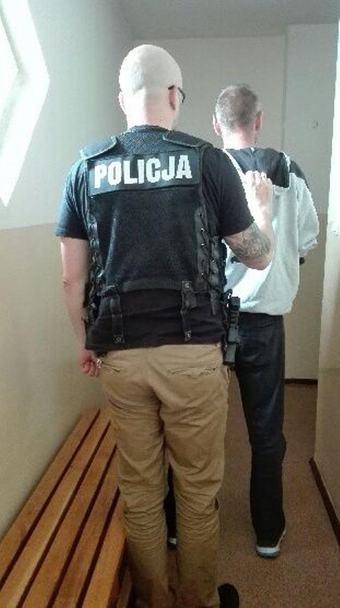 Ukradł śpiącemu koledze portfel i wynajął taksówkę na przejażdżkę. Przyznał, co zrobił z dokumentami