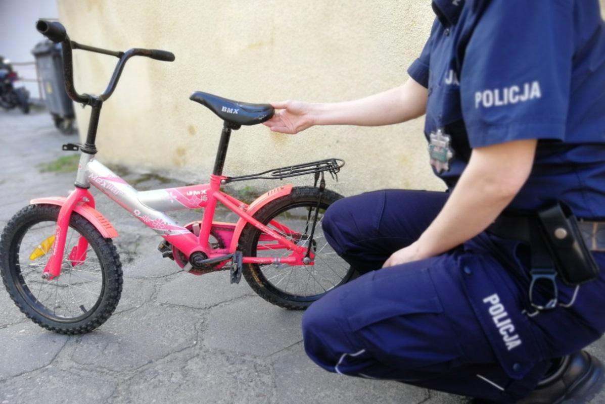 Dzielnicowi ze Świecia znaleźli różowy rowerek. Teraz szukają właściciela