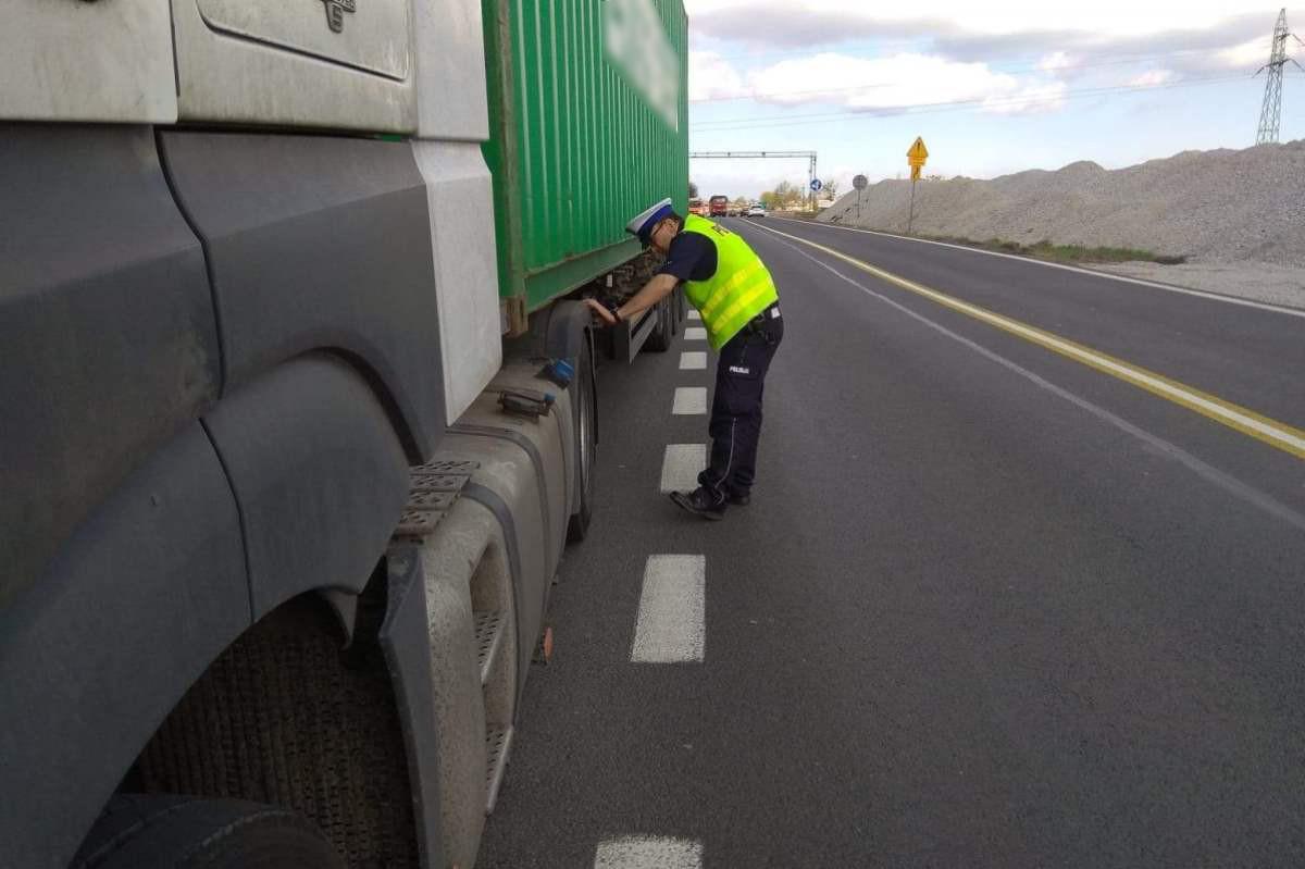Wystrzeliła mu opona w tirze na autostradzie na wysokości Płochocina. Koło pomogli zmienić policjanci