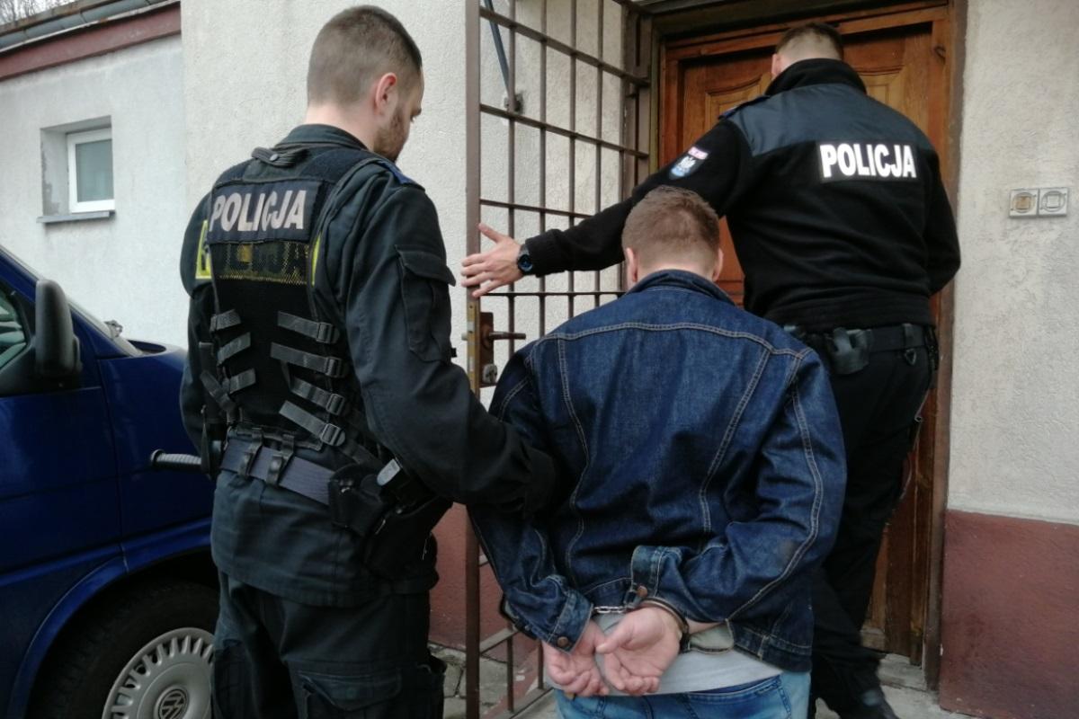 Torunianka skusiła się na kawę ze sklepowej półki. Nie chciała zapłacić. Wolała rzucić się na ochroniarza