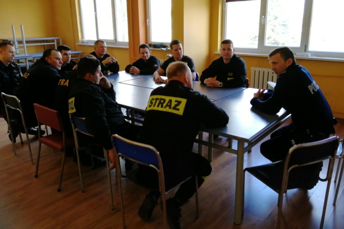 Policjant ruchu drogowego ze Świecia szkolił strażaków. Dowiedzieli się jak zabezpieczyć miejsca wypadków