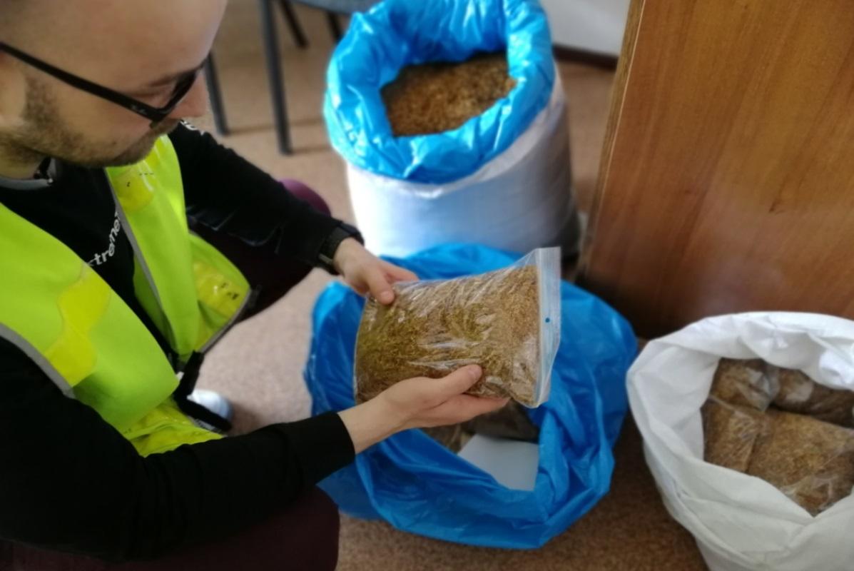 Pod Jeżewem wpadł mężczyzna, który ukrywał ponad 25 kg nielegalnego tytoniu