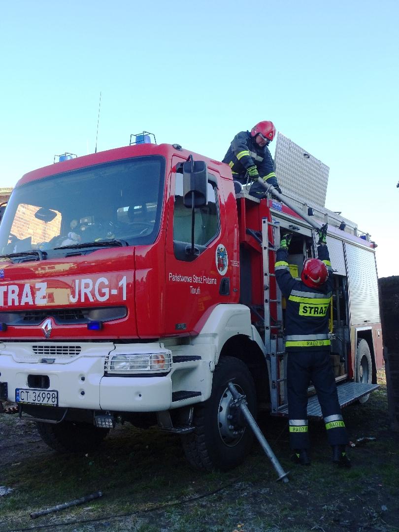 Pożar magazynu trocin w stolarni Otlewskiego w Osiu przyniósł 100 tys. zł straty