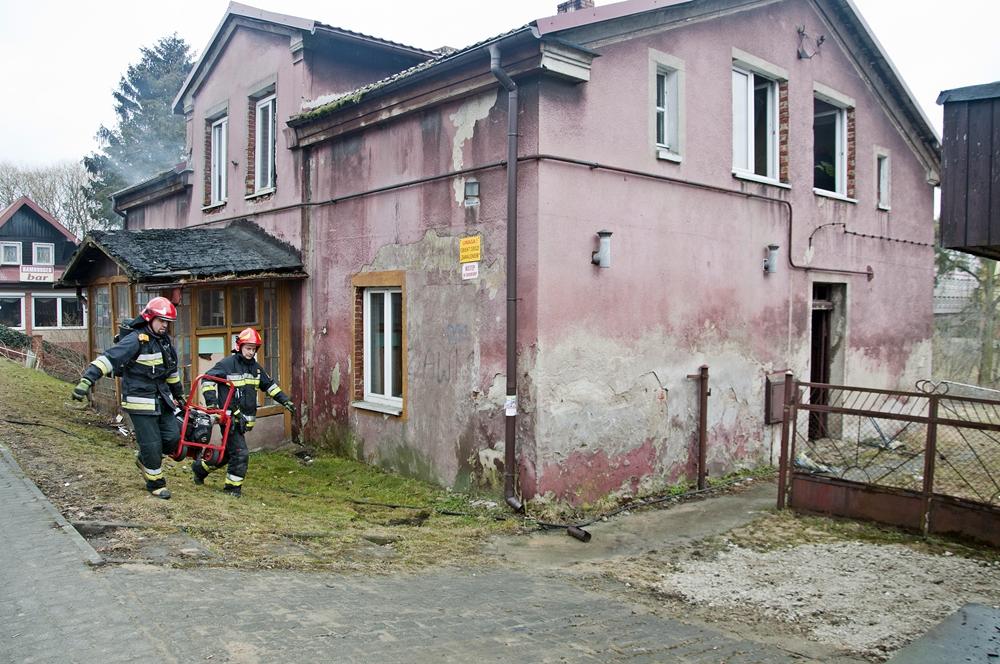 Trwa dogaszanie pożaru na melinie przy ul. Wojska Polskiego w centrum Świecia [ZDJĘCIA]