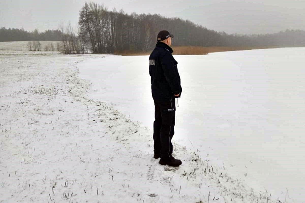 Mundurowi przestrzegają przed wchodzeniem na lód pokrywający akweny. Przygotowali zestaw rad